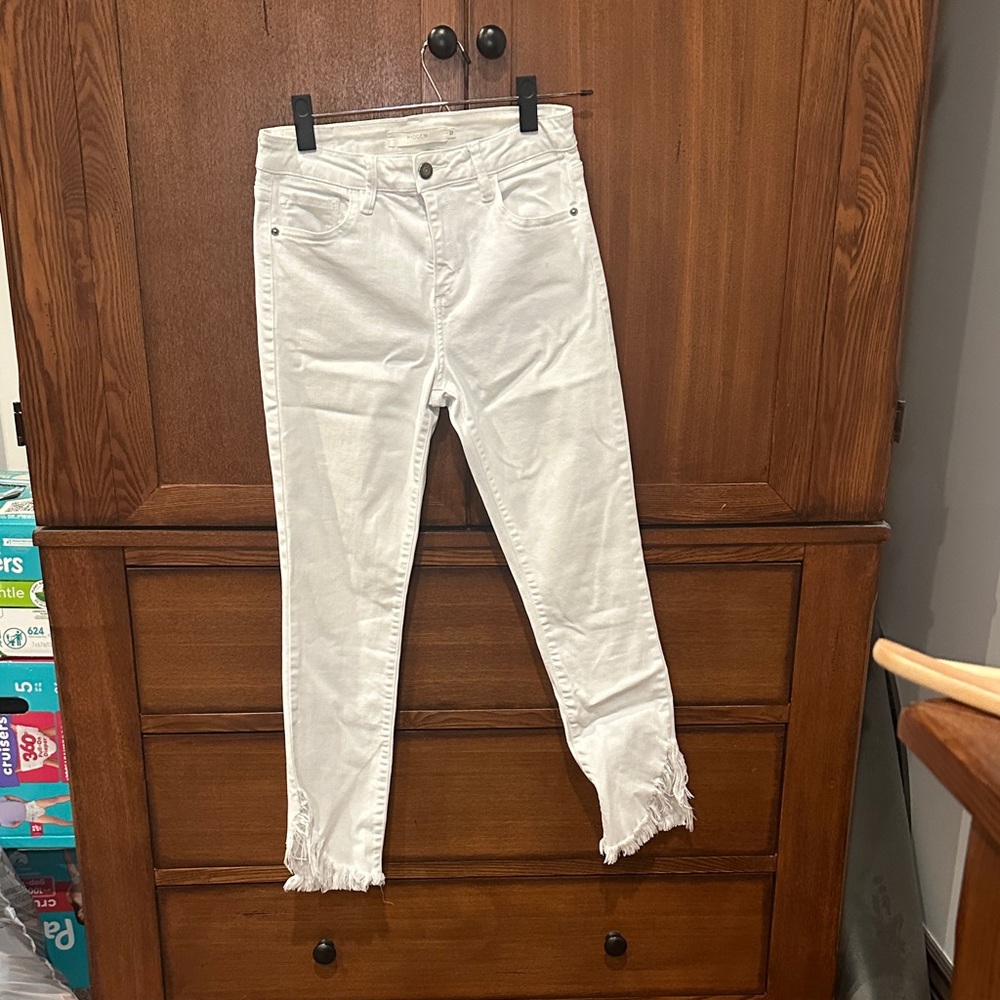 Chic White Frayed Hem Women's Jeans
